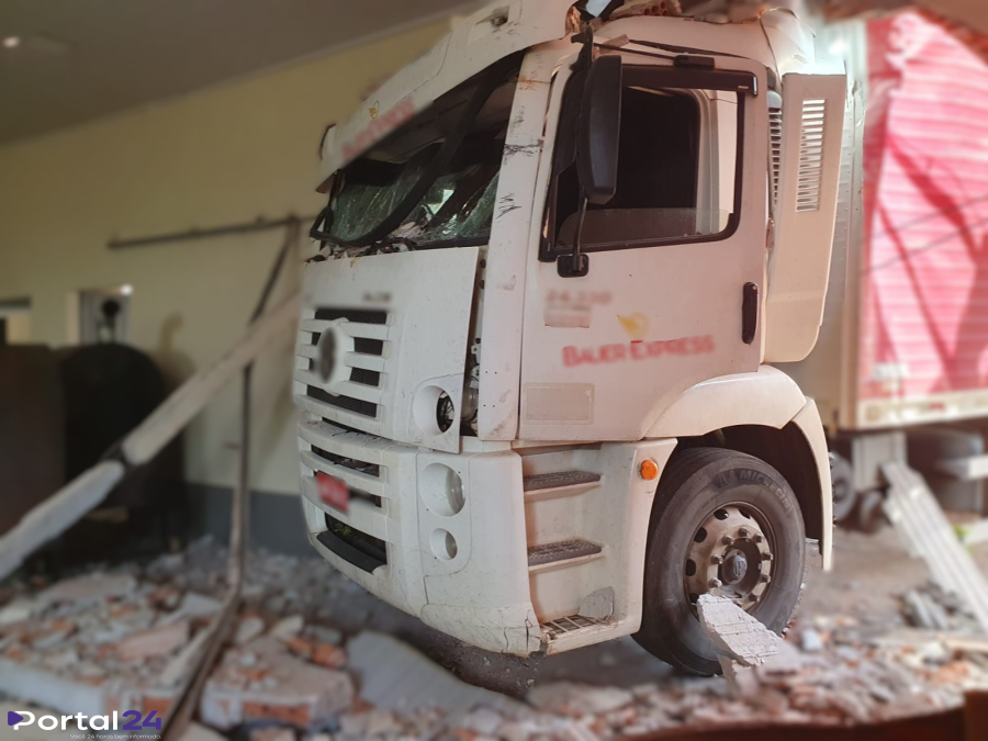 Caminhão desgovernado atinge salão em Lindoeste