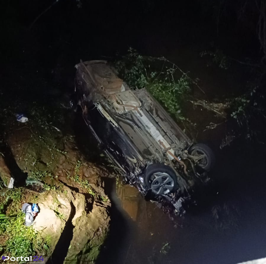 Carro cai no Rio do Oeste após acidente na PR-180 em Cascavel