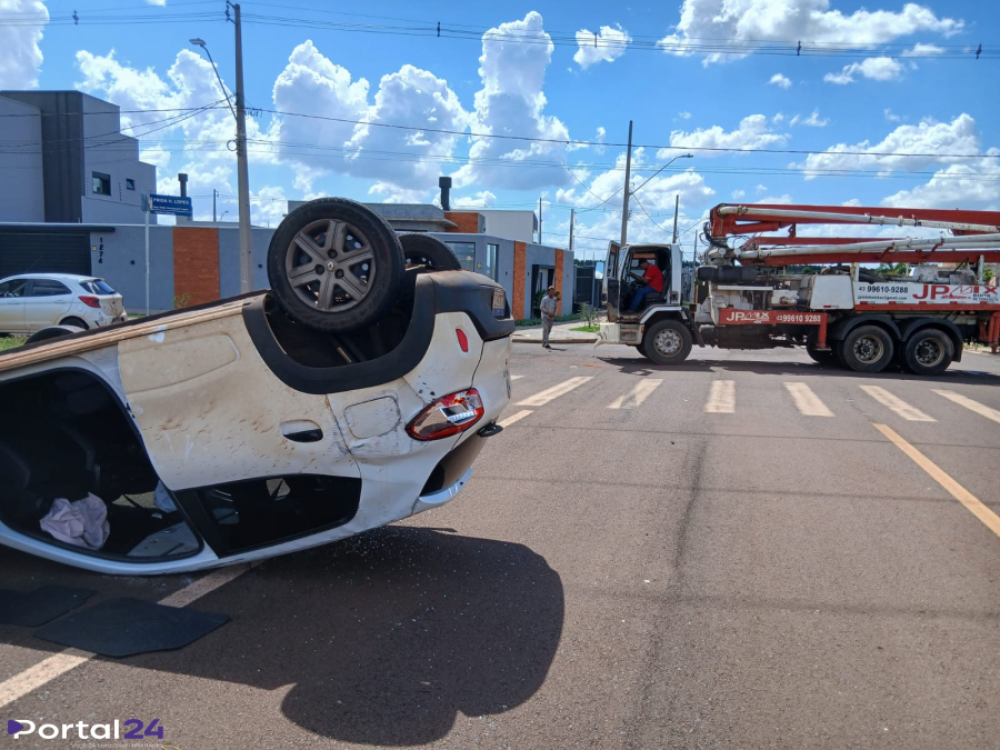 Motorista fica ferida após caminhão atingir carro no loteamento Recanto Tropical, em Cascavel
