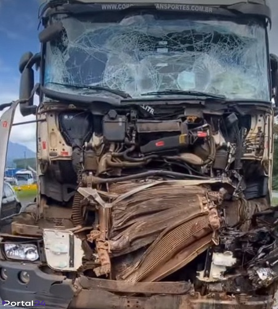 Colisão traseira entre caminhões causa congestionamento na BR-277, em Paranaguá