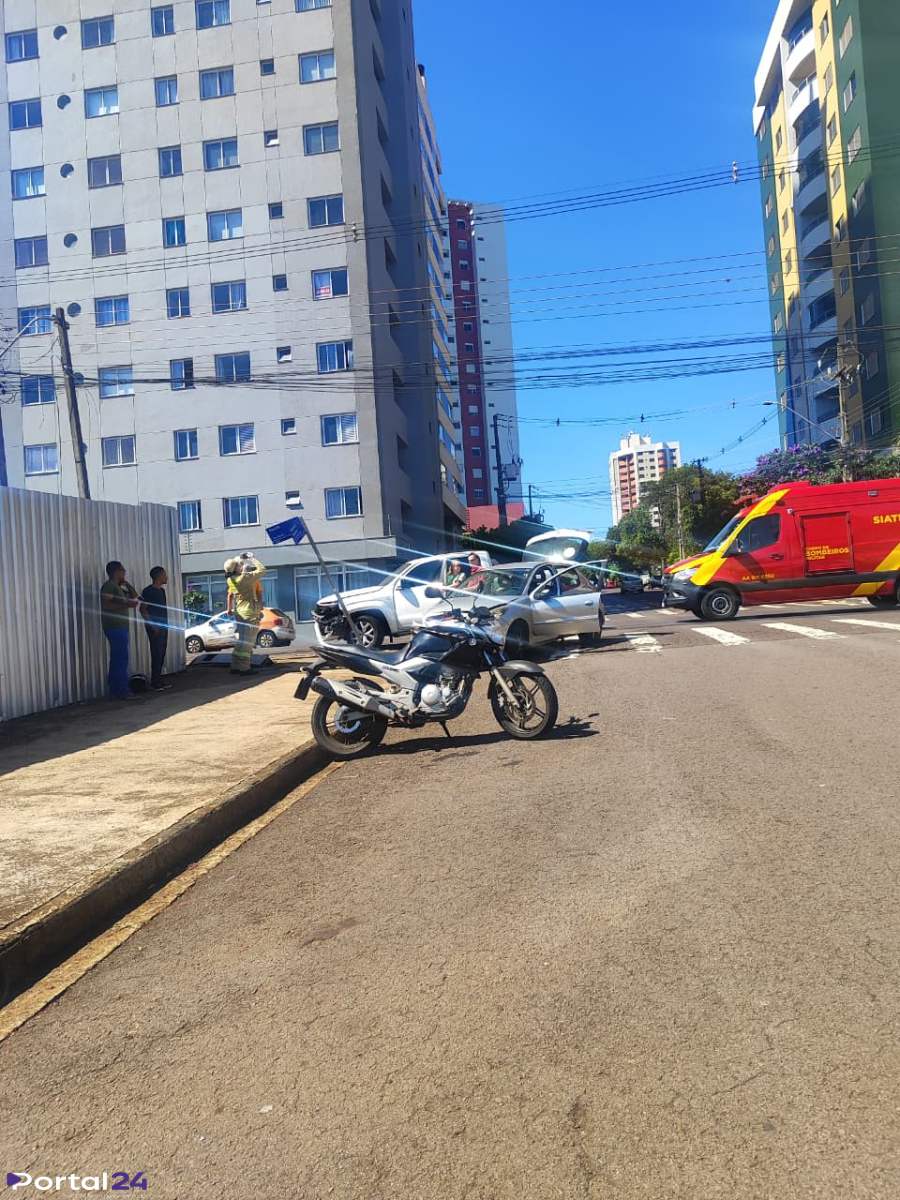 Acidente em cruzamento movimentado deixa motorista ferido no Centro de Cascavel