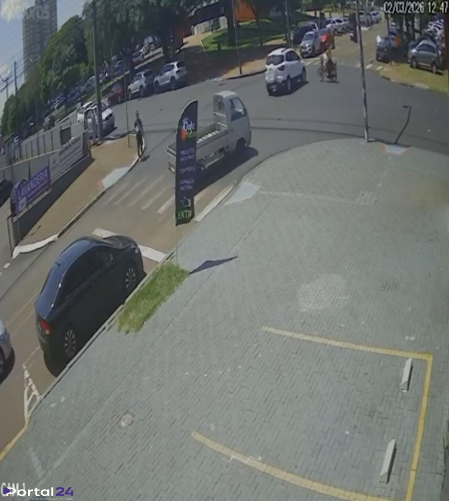 Motociclista fura preferencial e acidente é registrado por câmera no Centro