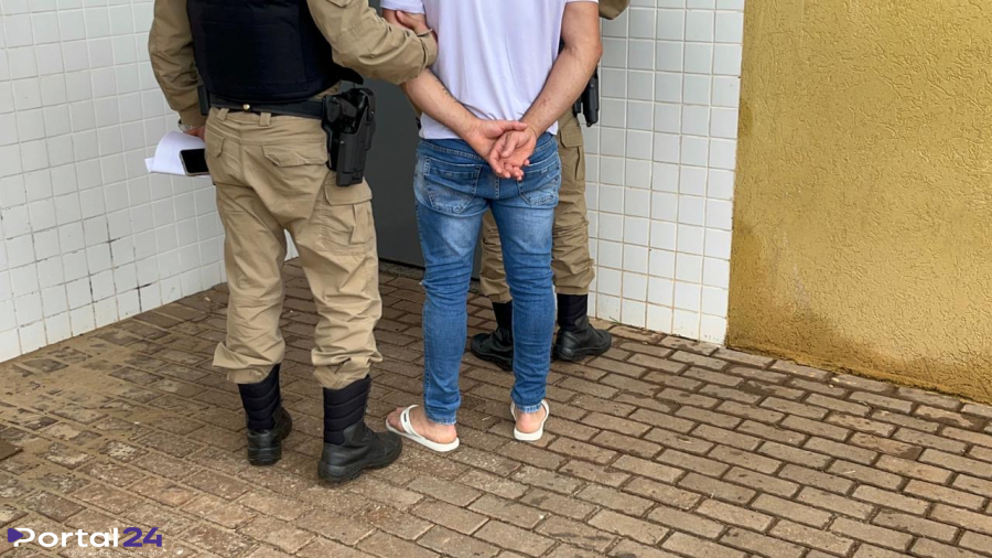 Homem com mandado por roubo se apresenta no Fórum nesta segunda-feira (02)