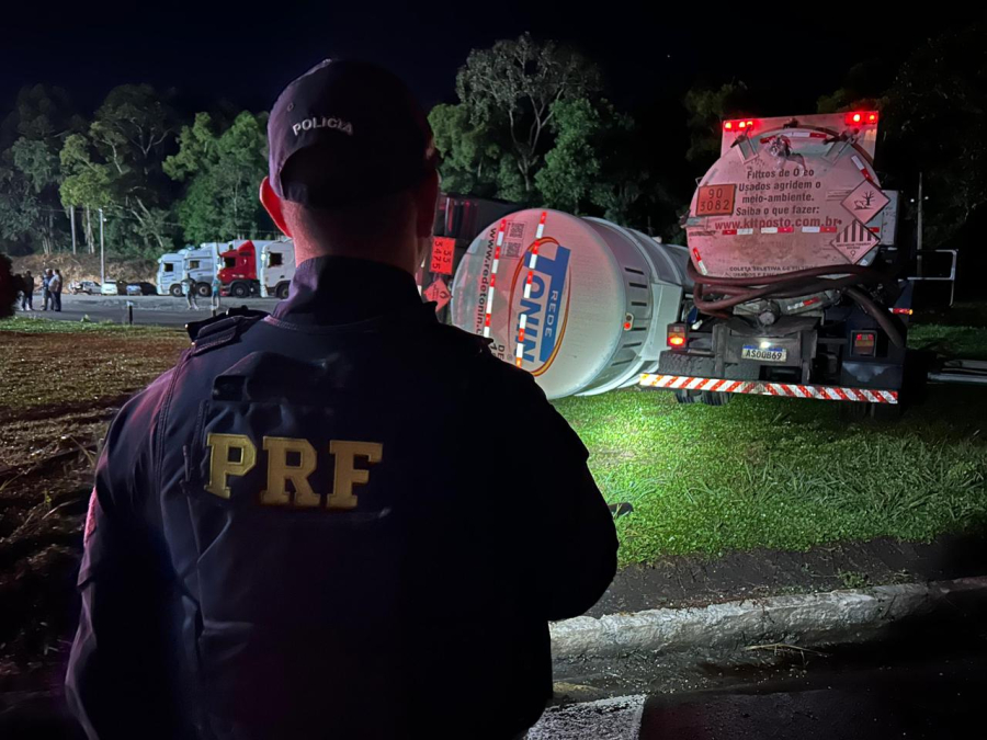 Caminhão de Cascavel se envolve em acidente com vazamento de combustível na BR-277