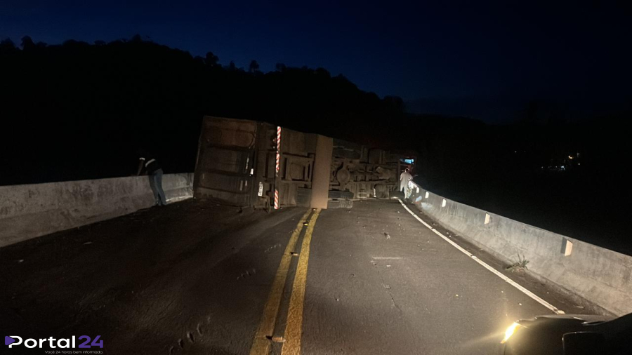 Carreta com 20 vacas tomba e interdita totalmente a BR-277 na ponte do Guarani