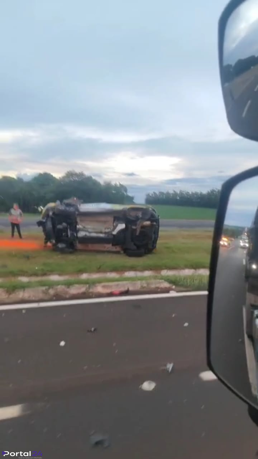 Viatura tomba após tentativa de ultrapassagem em trevo em São Miguel do Iguaçu