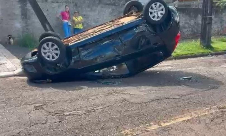 Veículo capota após acidente com três veículos e bicicleta no São Cristóvão 