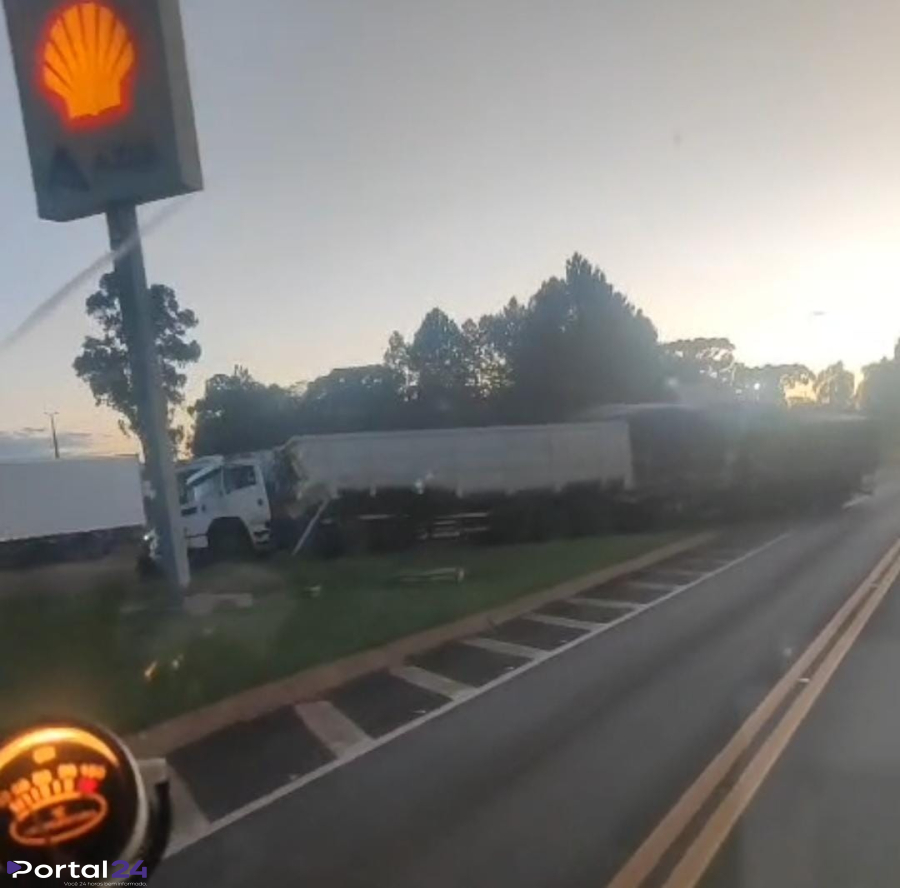 Acidente entre caminhões provoca congestionamento na BR-277 e motoristas desviam por dentro de posto em Candói