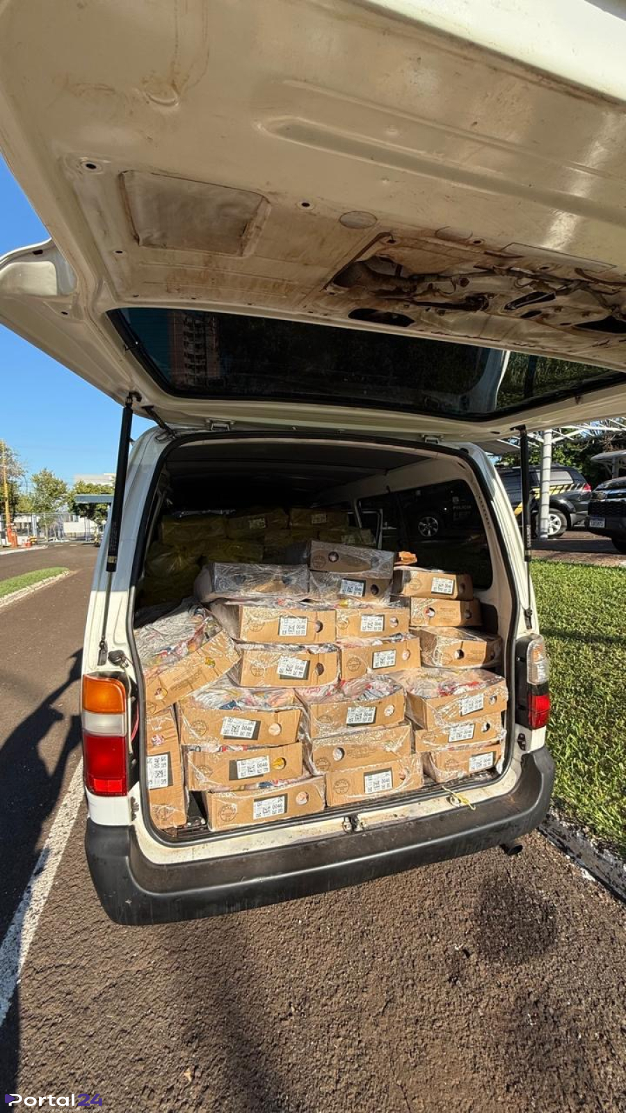 PF e PM apreendem vans, embarcações e três toneladas de frango em tentativa de travessia irregular no Rio Paraná