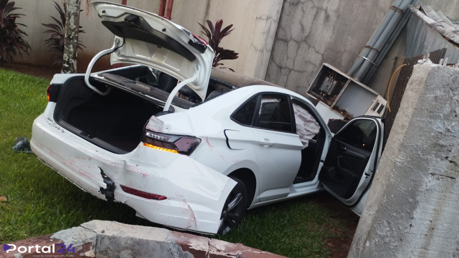 Homem em surto bate carro em estabelecimento, rouba camioneta e acaba preso após procurar a Polícia Militar