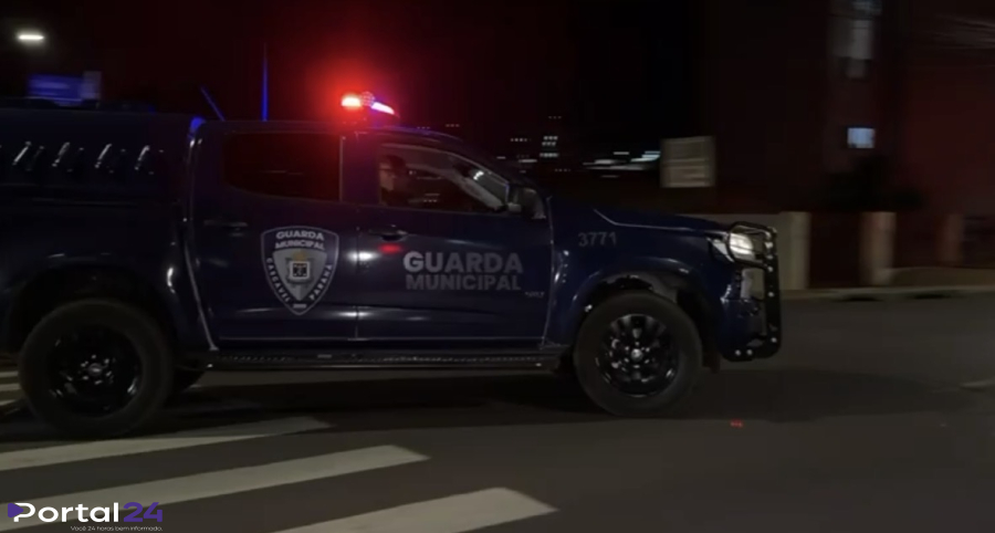 Rapaz é baleado no bairro Santa Cruz e carro da vítima é encontrado com marcas de sangue