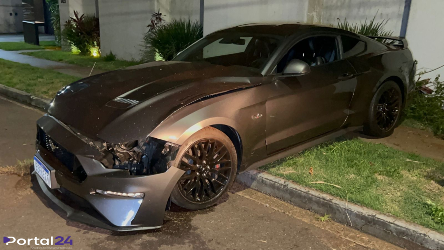 Motorista perde controle de Mustang e bate contra muro no Centro de Cascavel
