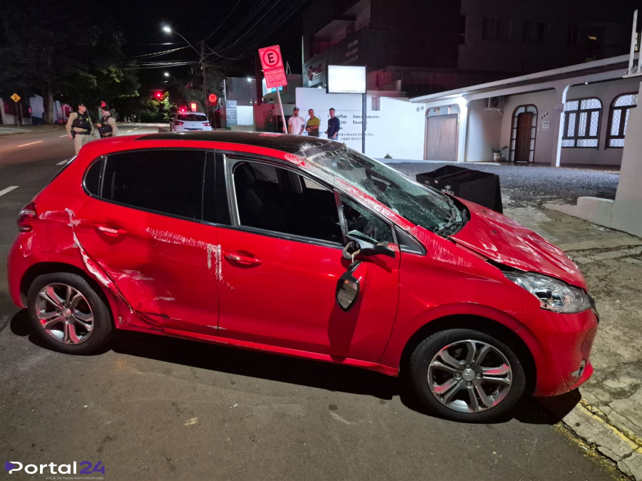 Mulher fica ferida após capotamento no centro de Cascavel