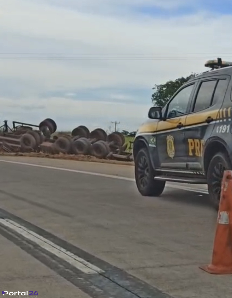 Caminhão tomba na BR-163 próximo à base da PRF neste domingo (15)