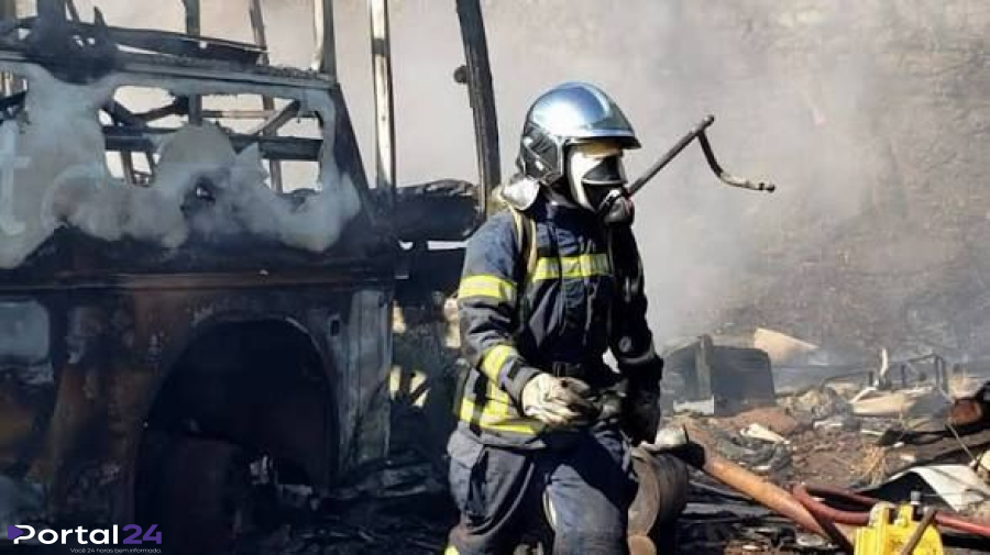 Incêndio de grandes proporções atinge ferro-velho e mobiliza equipes de emergência em Engenheiro Beltrão