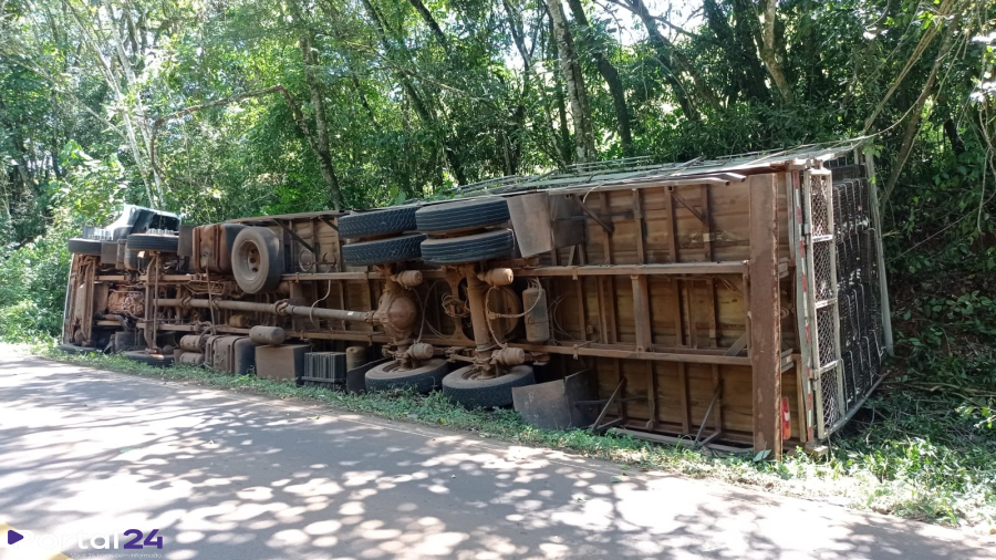 Caminhão tomba na BR-487 e mobiliza resgate com vítima presa às ferragens em Iretama