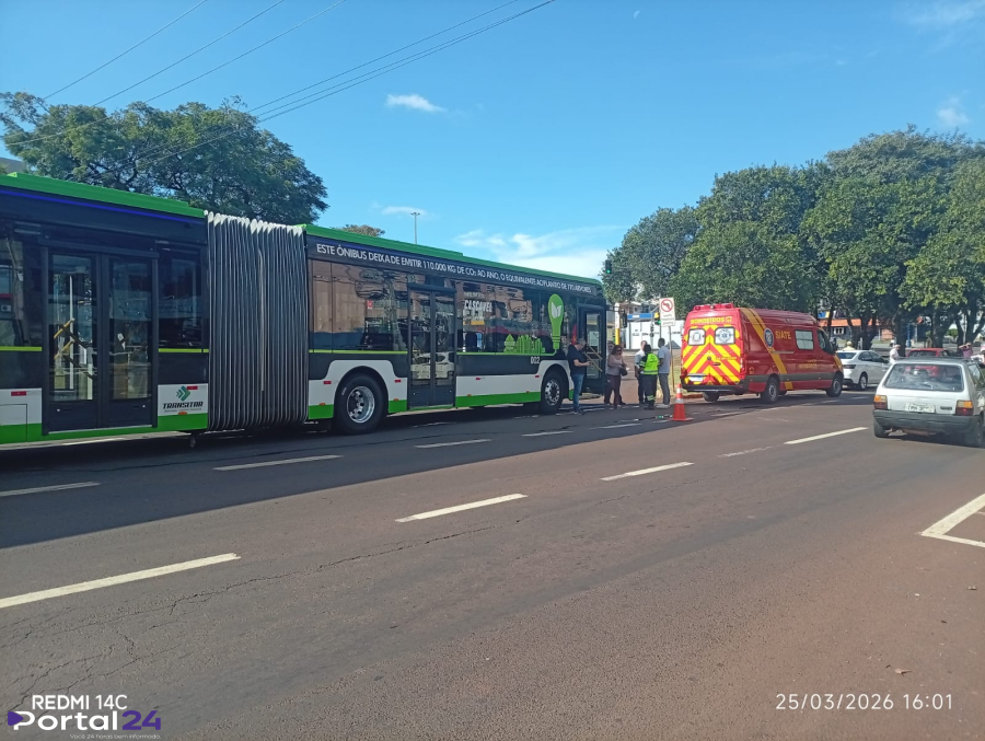 Colisão entre carro e ônibus é registrada no centro de Cascavel