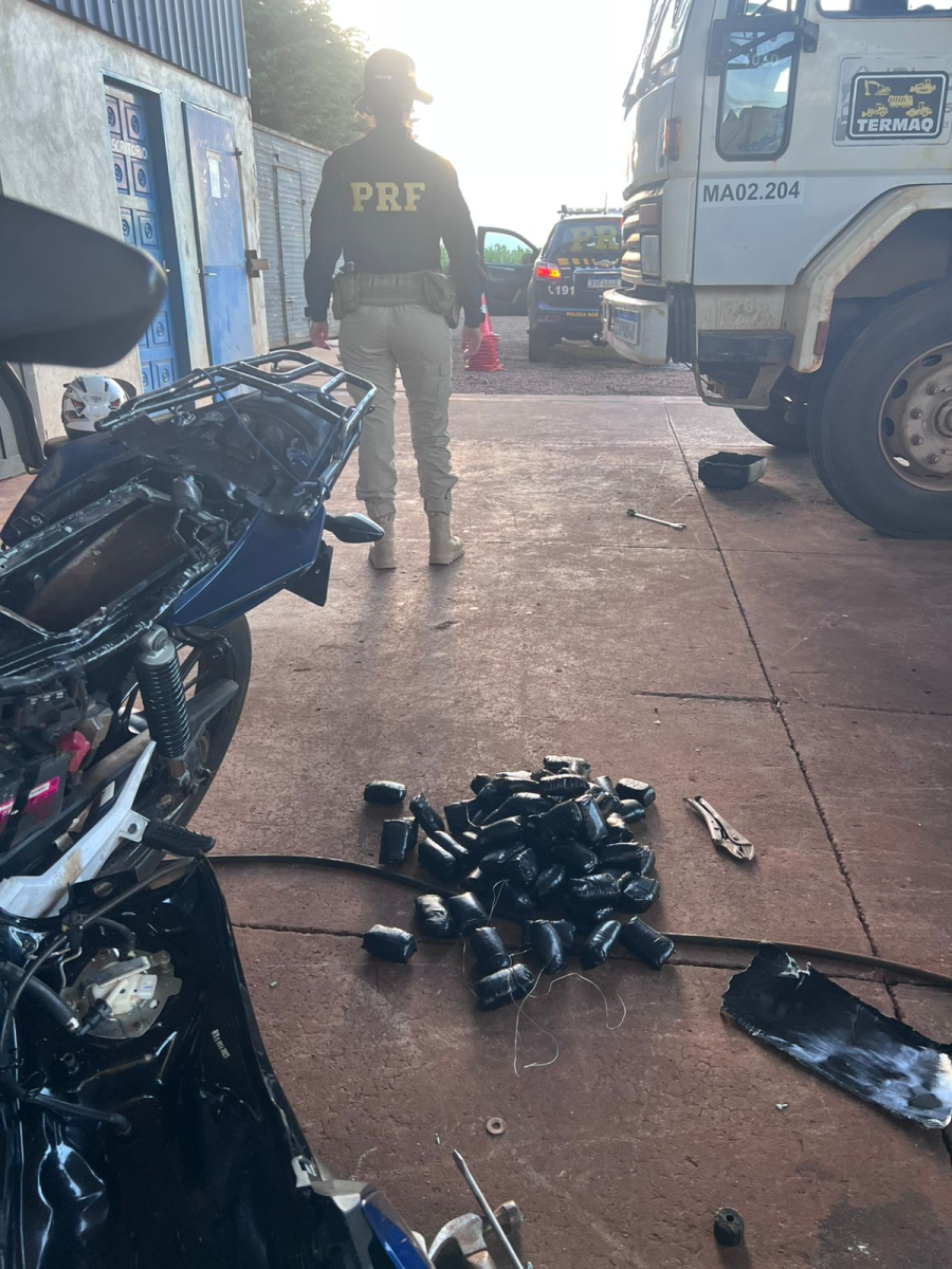 PRF prende mulher com haxixe sob o banco de moto adulterada na BR-163 em Toledo