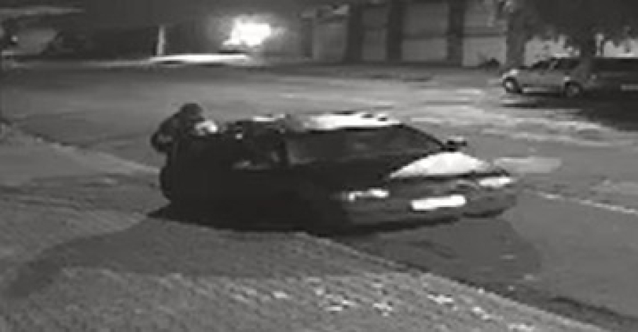 Outro ângulo: homem ateia fogo em Gol na rua Manaus