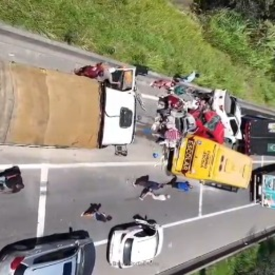 Milagre! Homem é criança escapam ilesos após engavetamento na BR-101