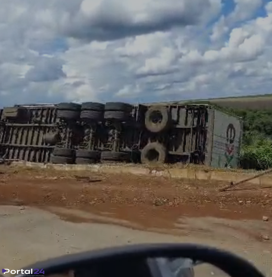 Carreta tomba na BR-163 entre Santa Maria e Cascavel e mobiliza equipes de atendimento