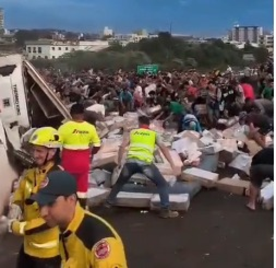 Vídeo mostra população recolhendo carne após carreta tombar em rodovia em Xanxerê (SC)