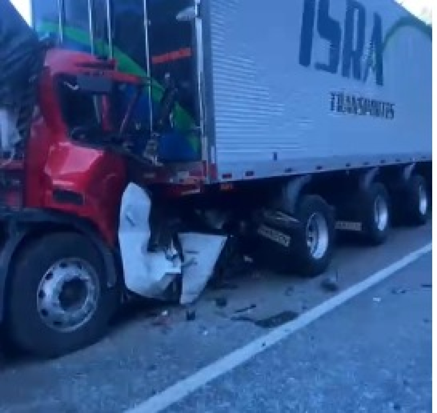 Vídeo mostra carro esmagado entre dois caminhões após grave acidente na BR-116