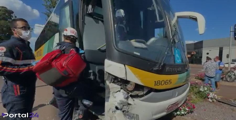 Acidente entre carro e ônibus é registrado em Cascavel
