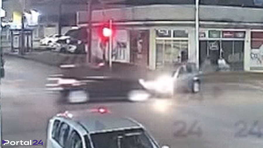 Câmera de segurança registra colisão frontal entre carros no cruzamento da JK com Rua Fortaleza em Cascavel