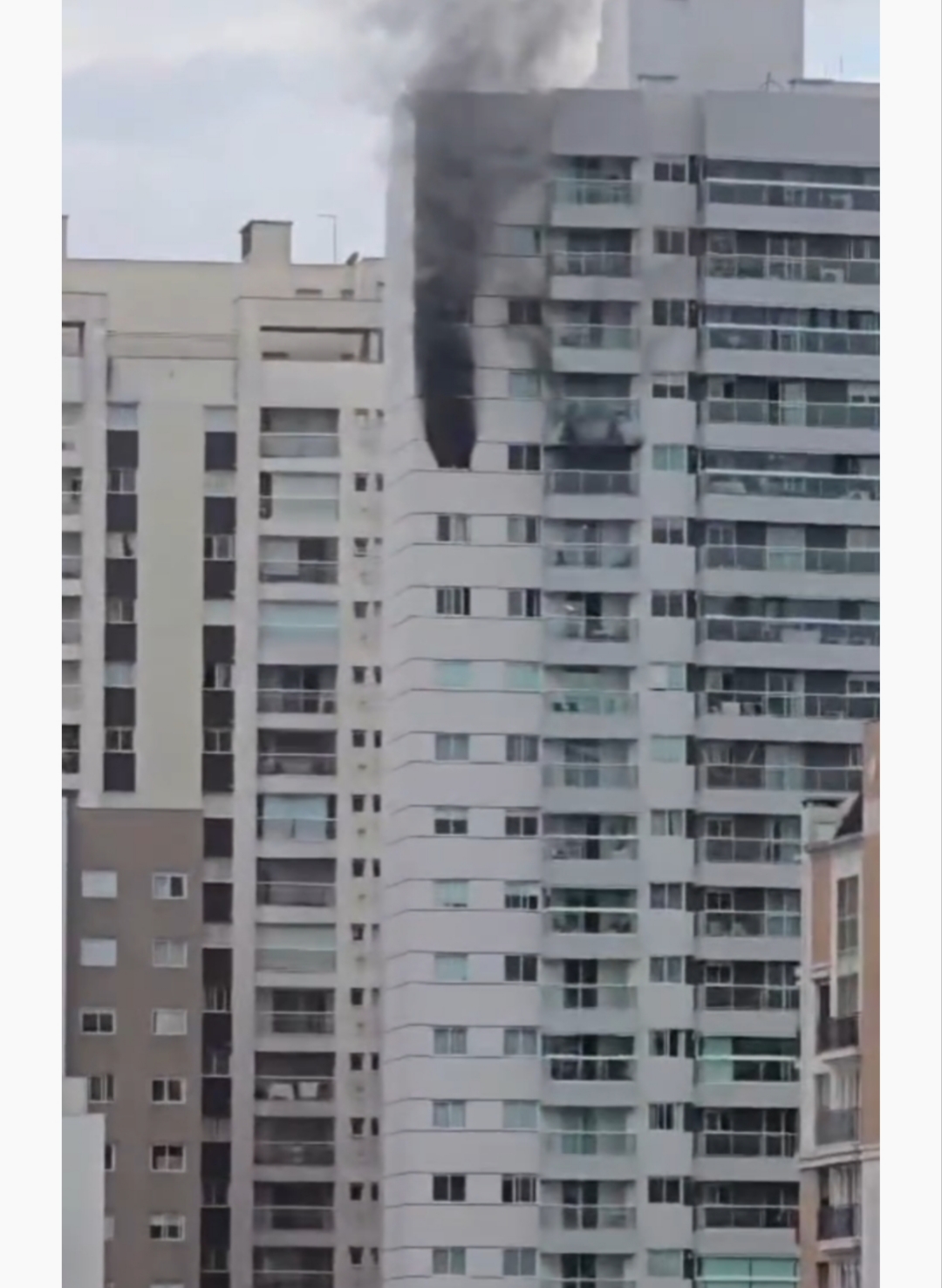 Incêndio em apartamento no centro de curitiba mobiliza bombeiros e interdita via