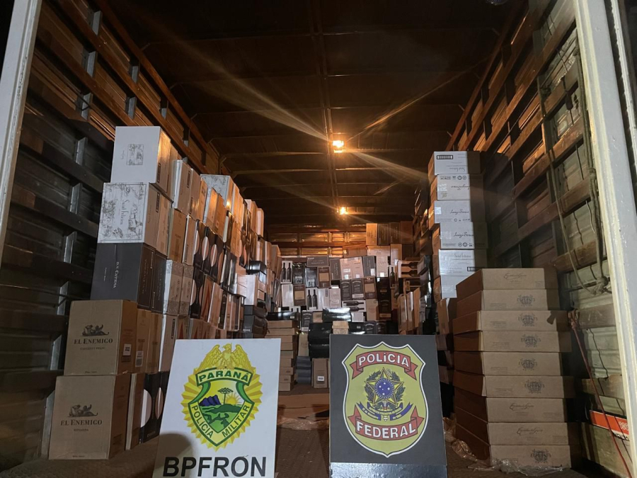 BPFRON, PF e Receita Federal apreendem caminhão com vinhos contrabandeados em Barracão